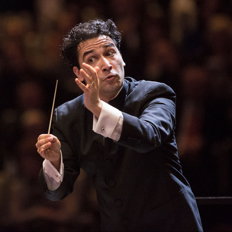 Andres Orozcoestrada står med båda händerna höjda och ser ut att dirigera en orgester.