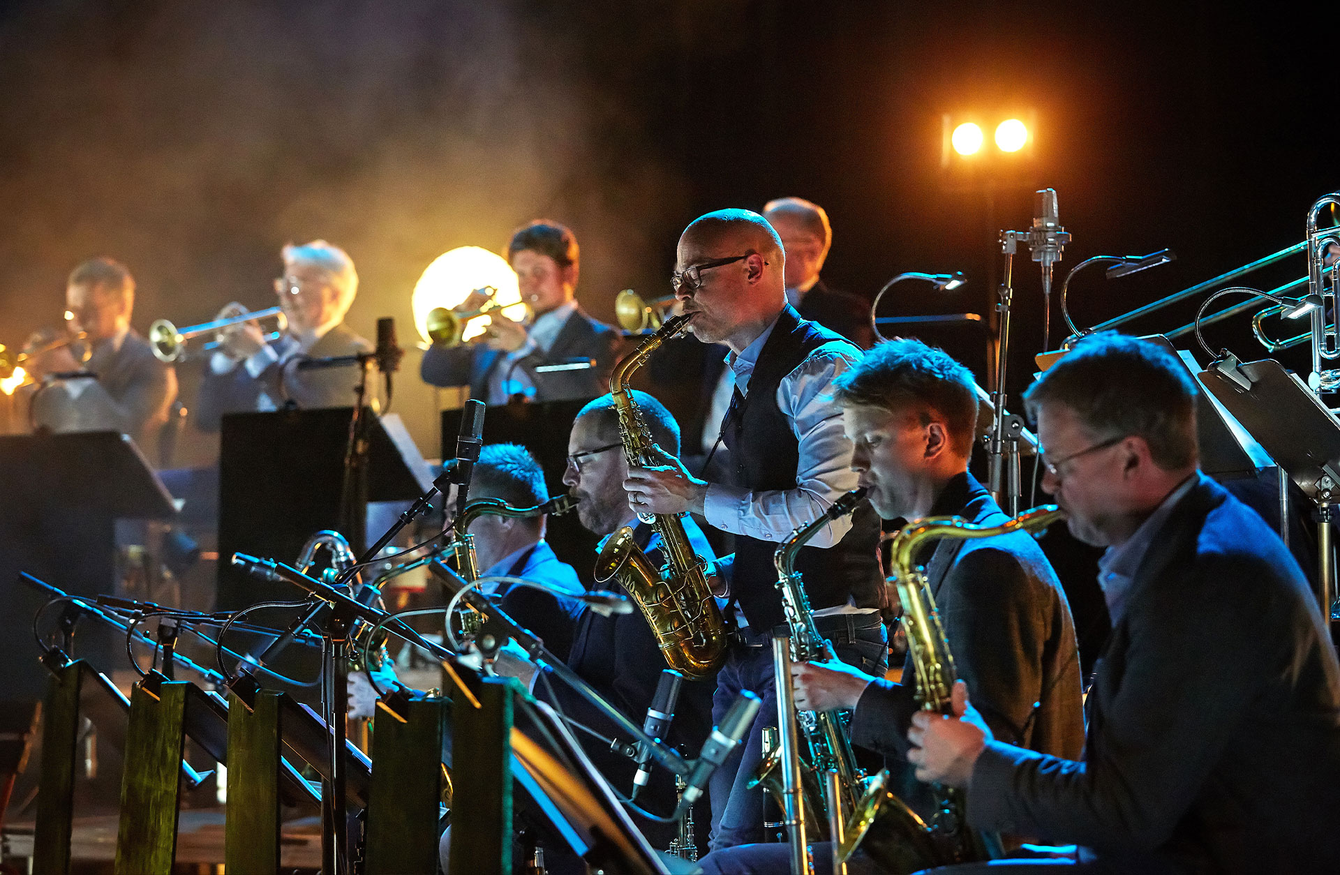 Konsertbild på Bohuslän Big Band. Män som spelar saxofon i förgrunder.