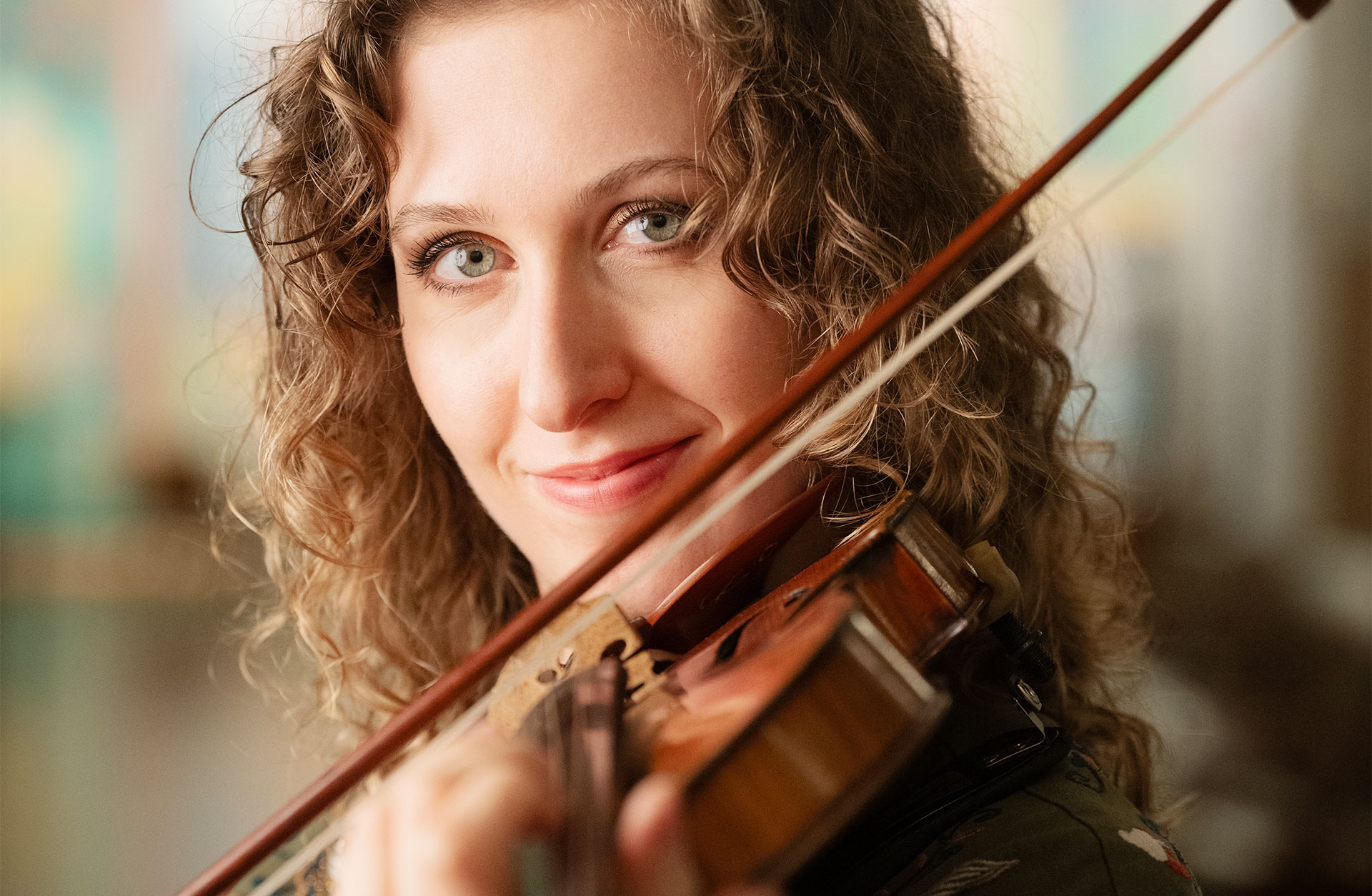 Clara Garde spelar på sin fiol.