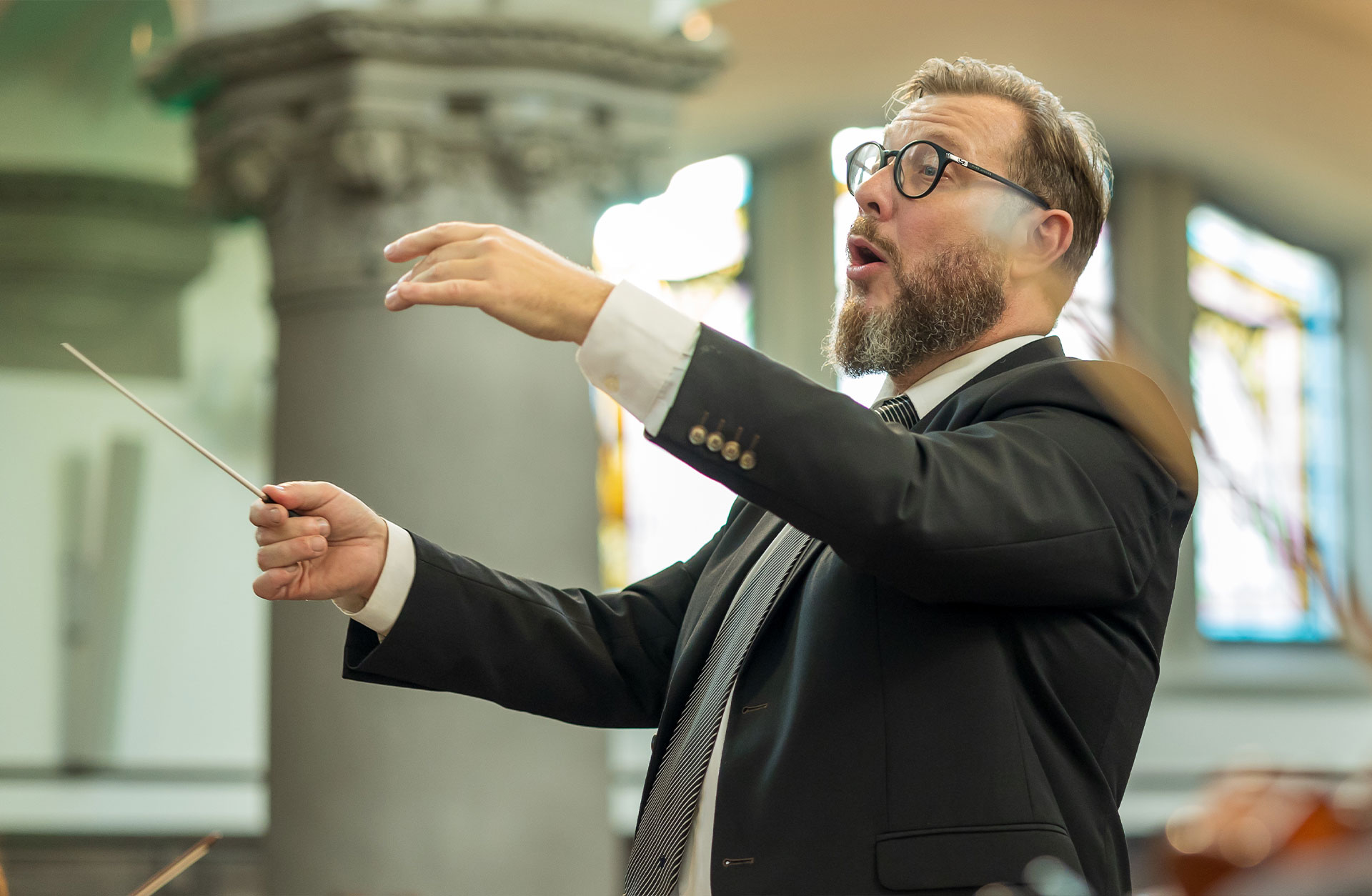 Bild på Daniel Hansson när han dirigerar.