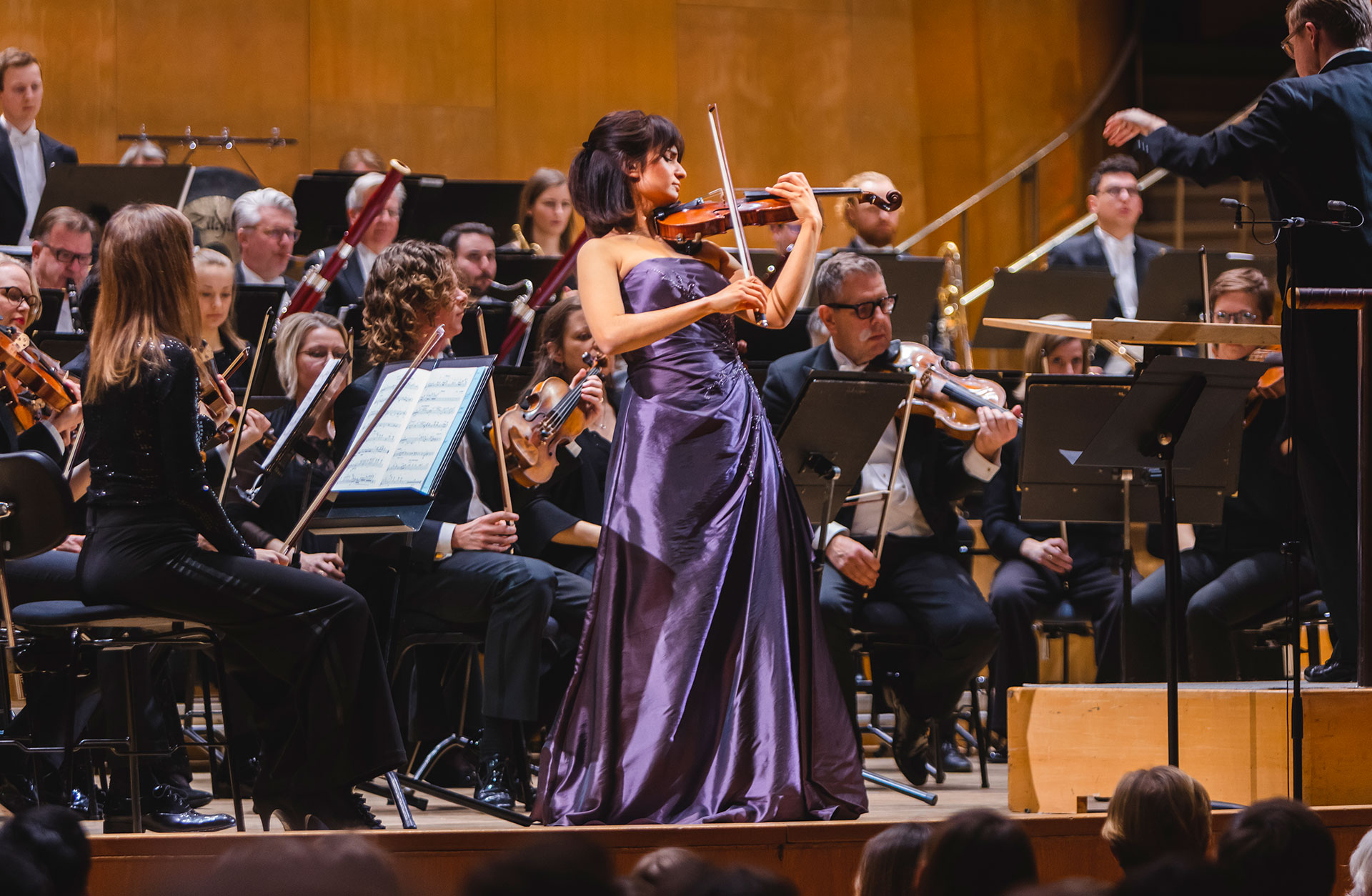 Violinisten Ava Bahari spelar på sitt instrument under konsert med Göteborgs Symfoniker.