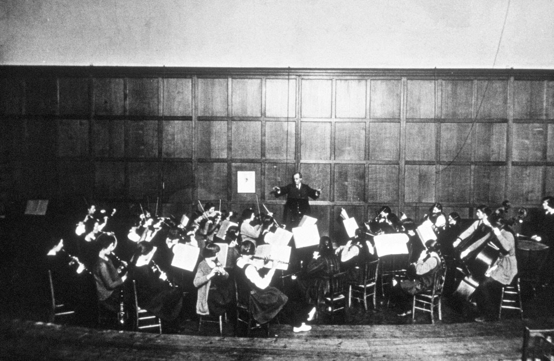 Arkivbild där Gustav Holst dirigerar en ungdomsorkester.
