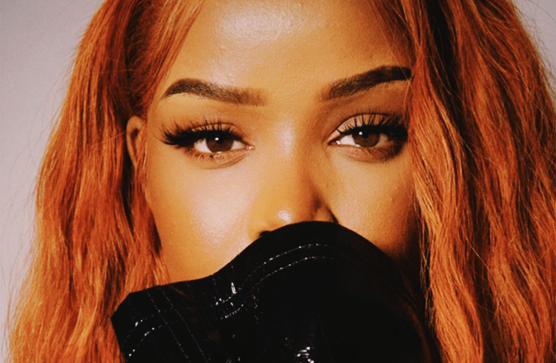 Närbild på Imenellas ansikte. Hon tittar rakt in i kameran med sina chokladbruna ögon.