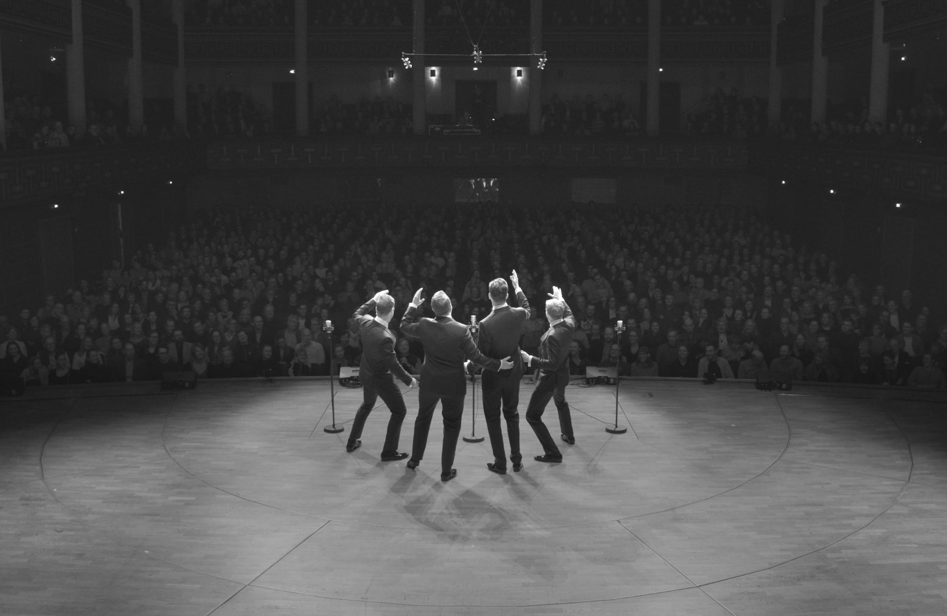 Fyra sjungande män på scen