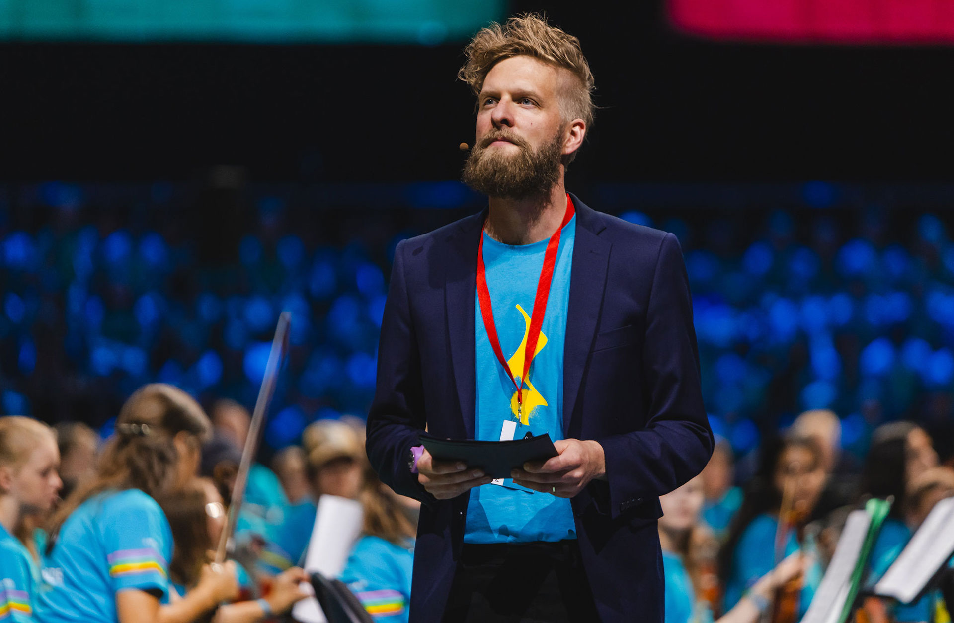 Johan Andersson Durafford är presentatör på konserten i Scandinavium. Han ser koncentrerad ut.