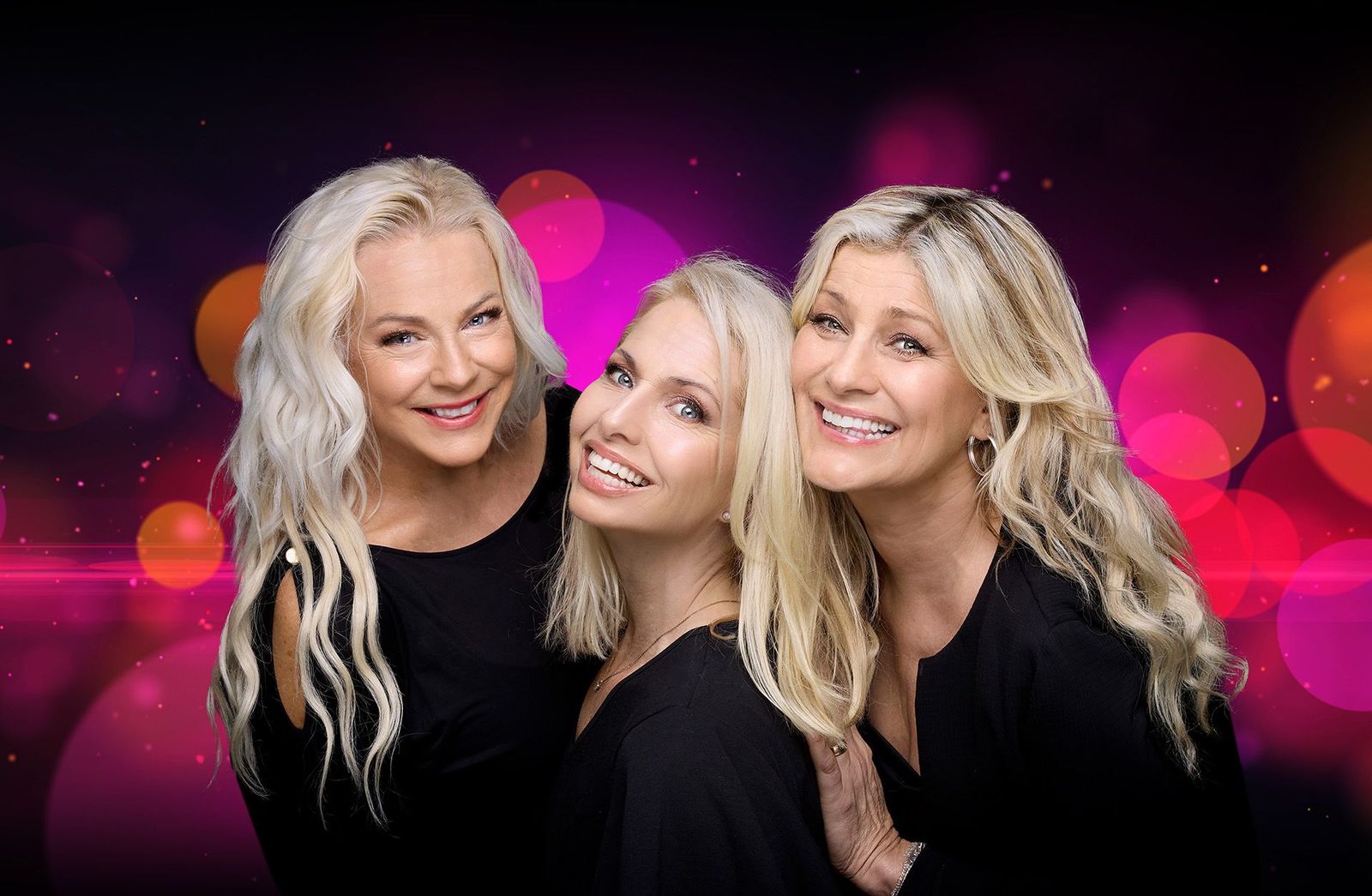 Tre blonda kvinnor står bredvid varandra med svarta tröjor.
