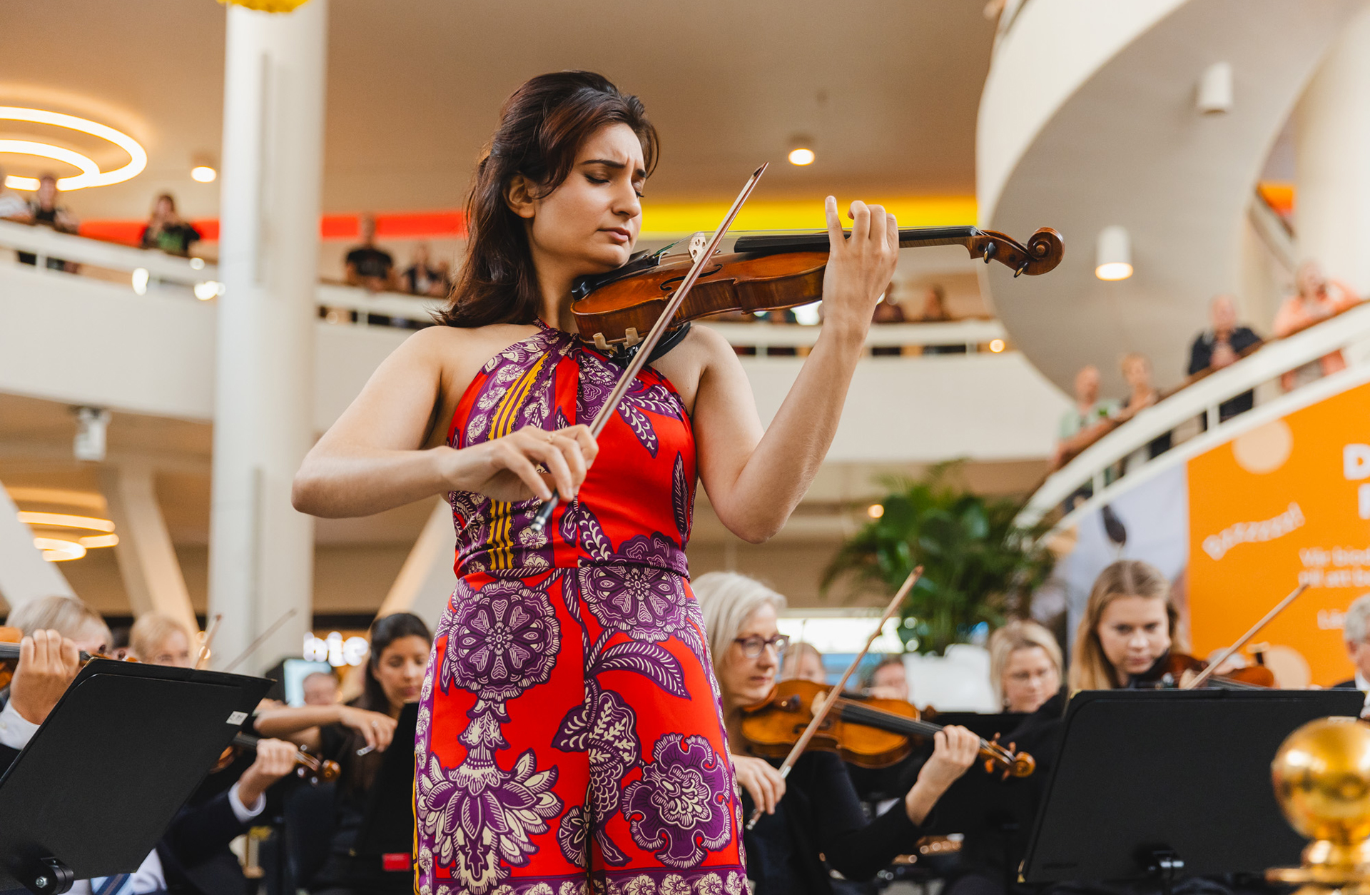 Ava Bahri spelar sin violin på Frölunda Torg