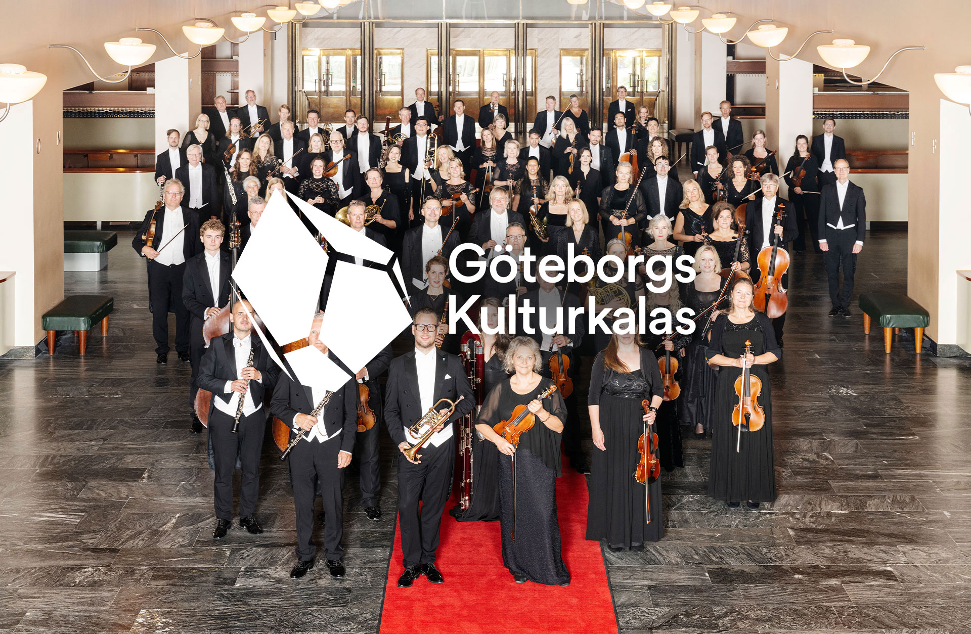 Orkestermusiker på röda mattan med instrument i handen, ordet 