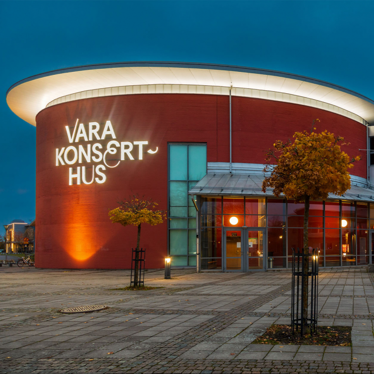 Exteriörbild av Vara Konserthus i skymning.