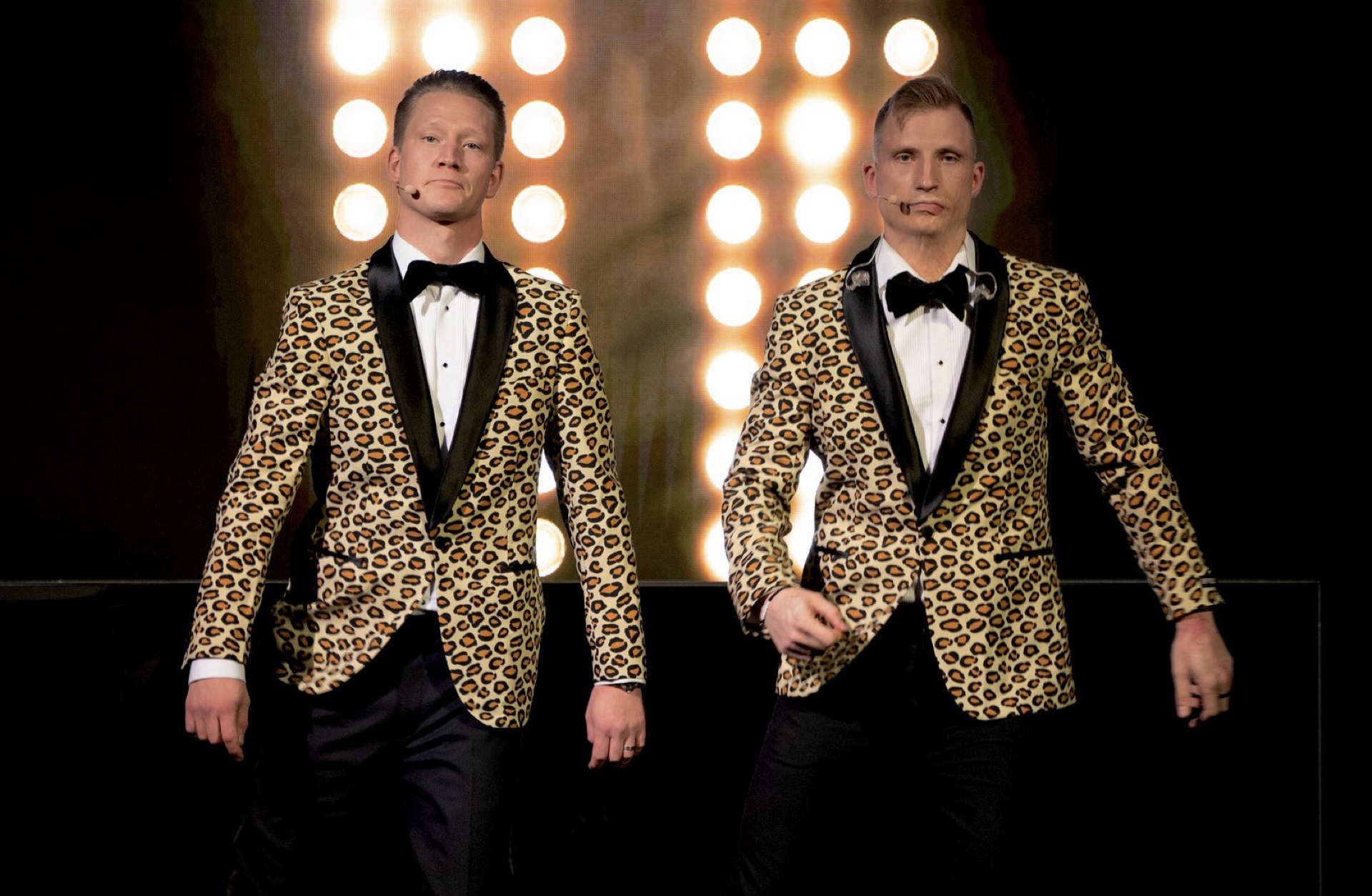 Två killar med leopard mönstrade kavajer