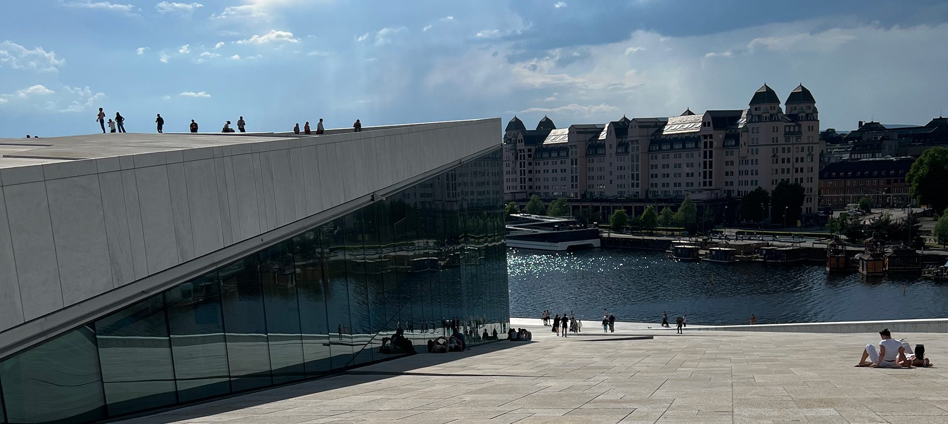 Operahuset i oslo en solig dag under sommaren.