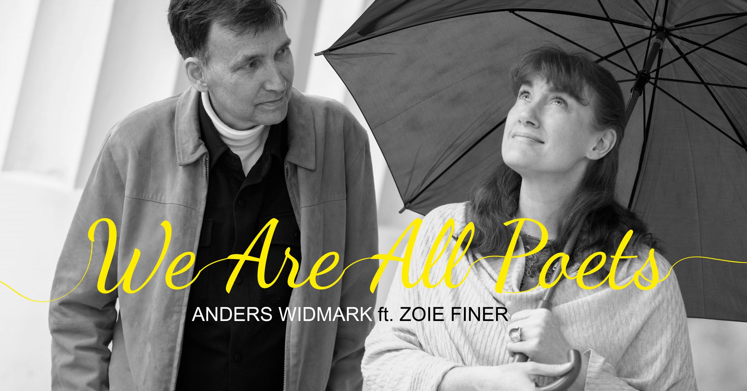 svartvit bild med en kvinna som håller ett paraply över sig, och en man som står bredvid och kollar på henne.