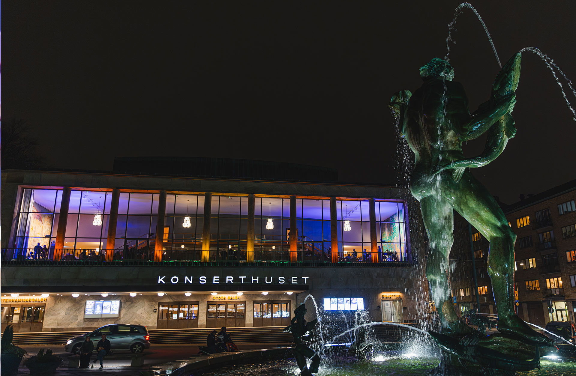 Göteborgs Konserthus från utsidan i stämningsfull belysning.