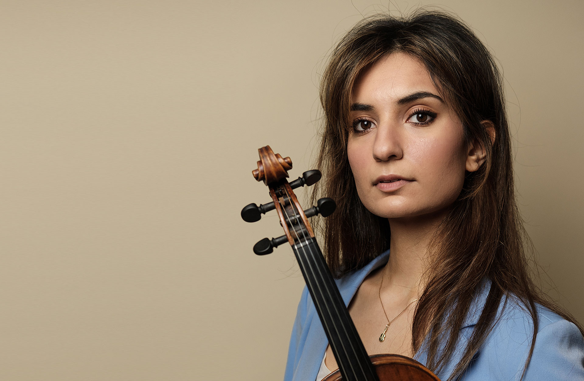 Violinisten Ava Bahari med sitt instrument.