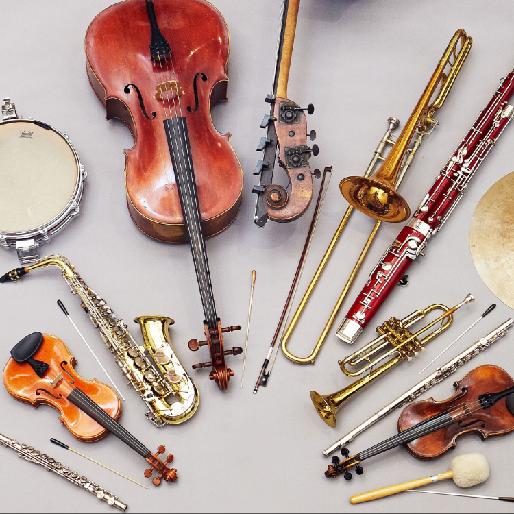 Ett bord fyllt av instrument