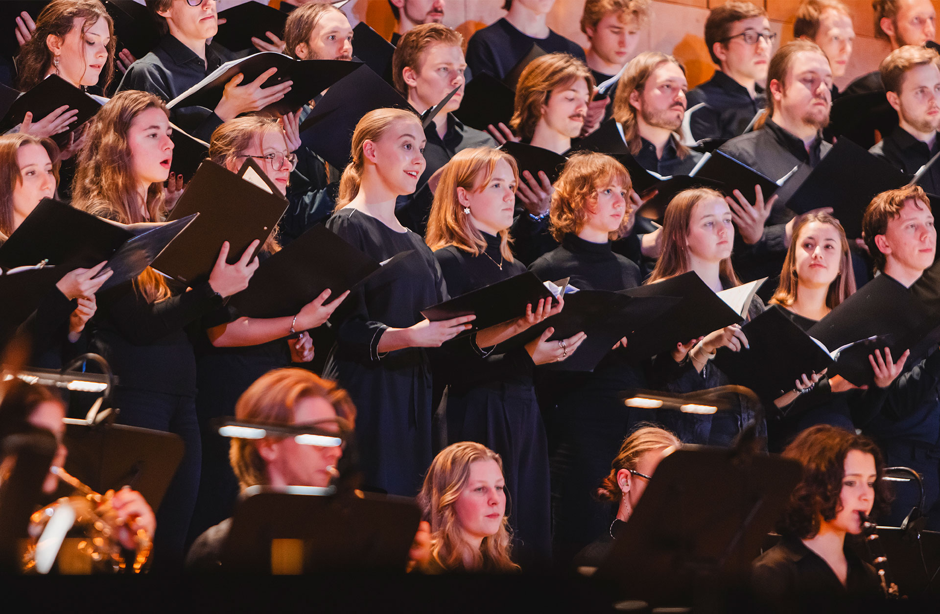 En kör som står tillsammans och sjunger.