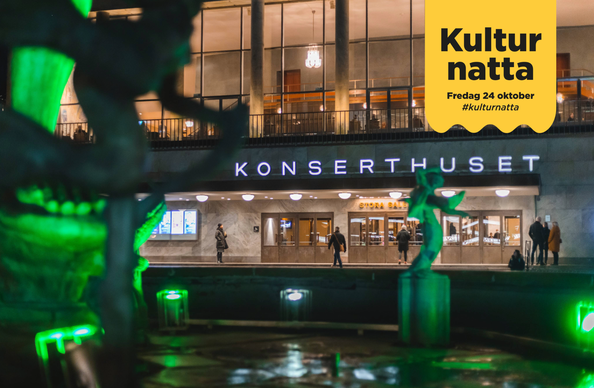 Kvällsbild av Göteborgs Konserthus fasad med entré.