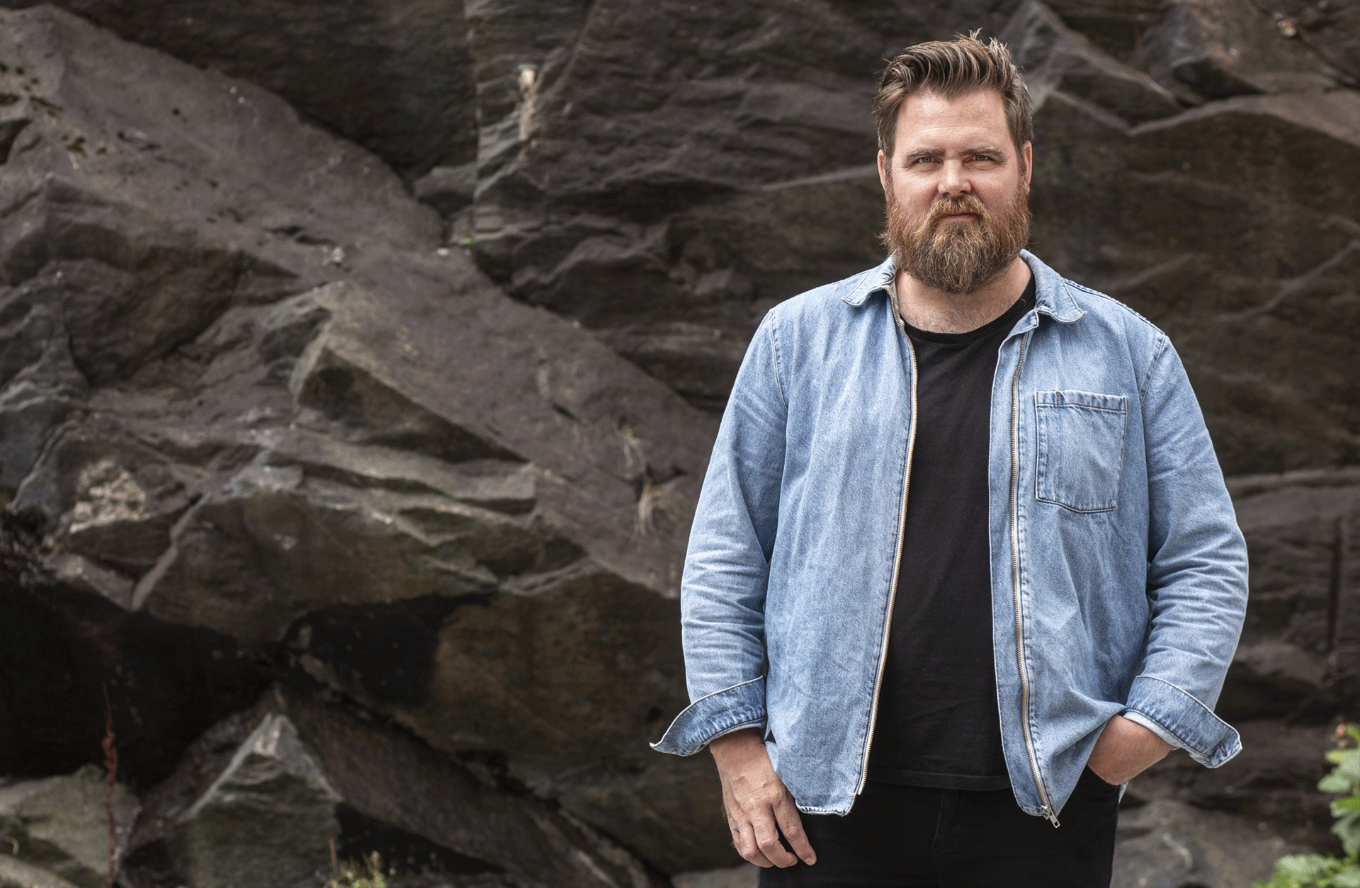 Skådespelaren Mattias Nordkvist vid en bergvägg. 