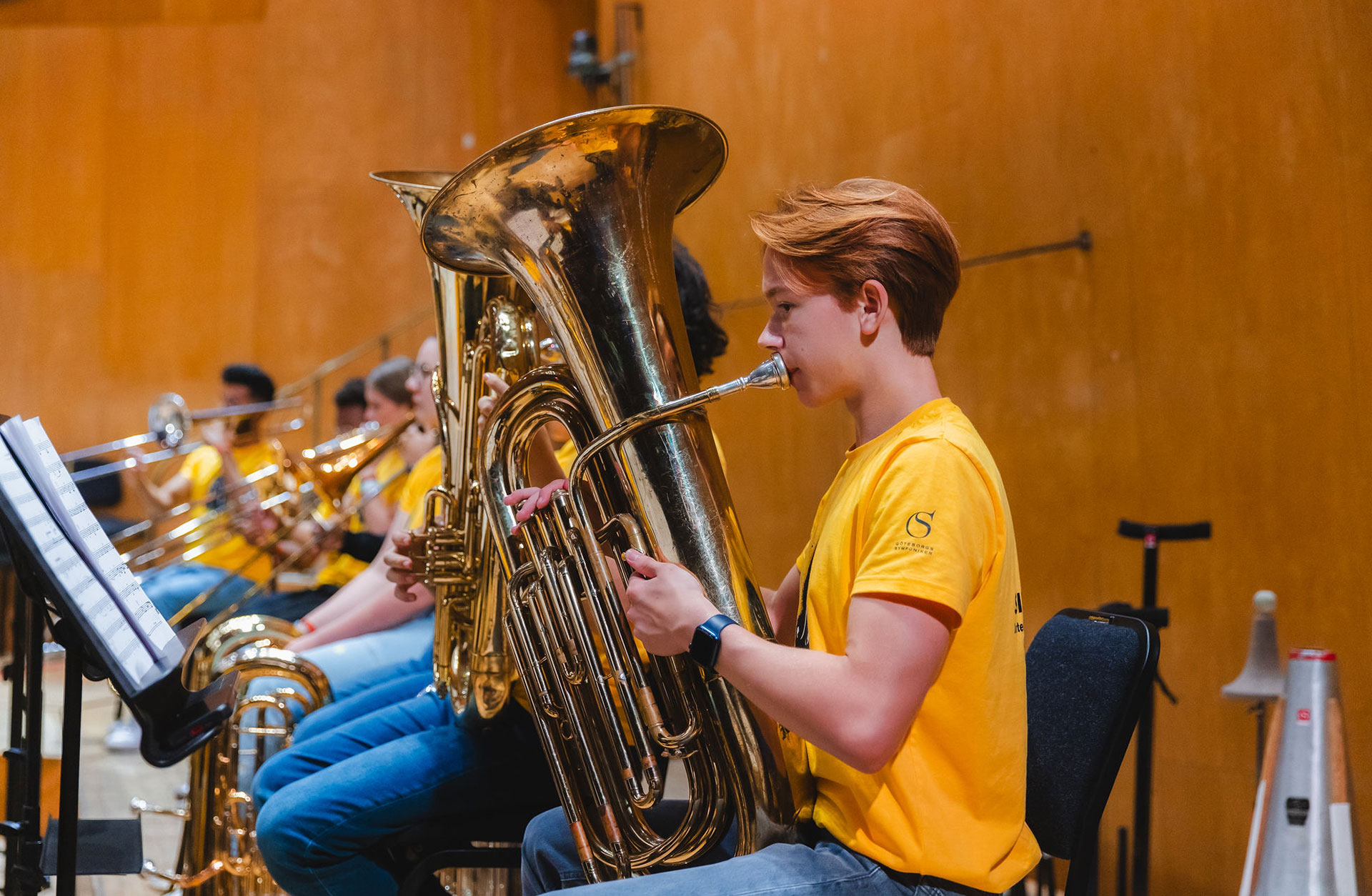 Ung kille spelar tuba.