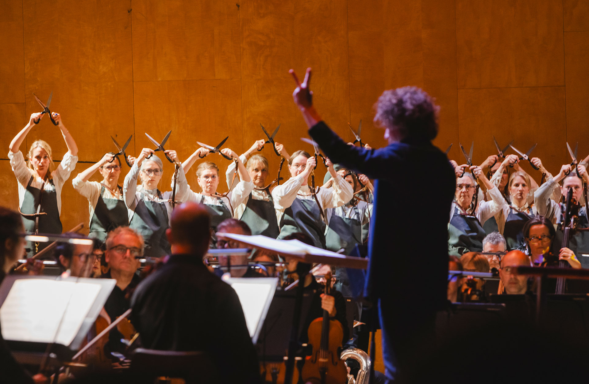En siluett av en dirigent som dirigerar en kör