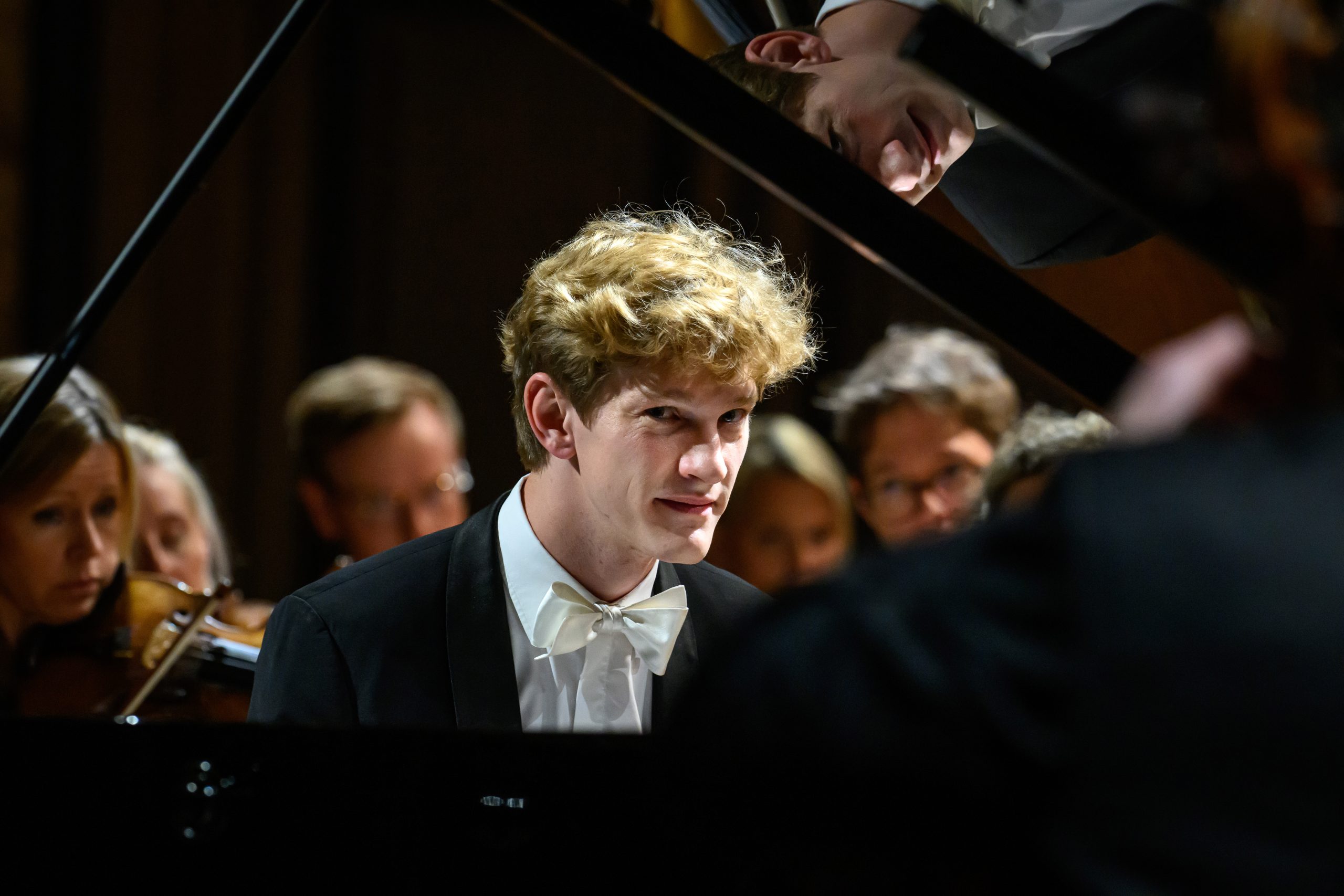 Närbild av Jan Lisieckis ansikte när han spelar vid flygeln.