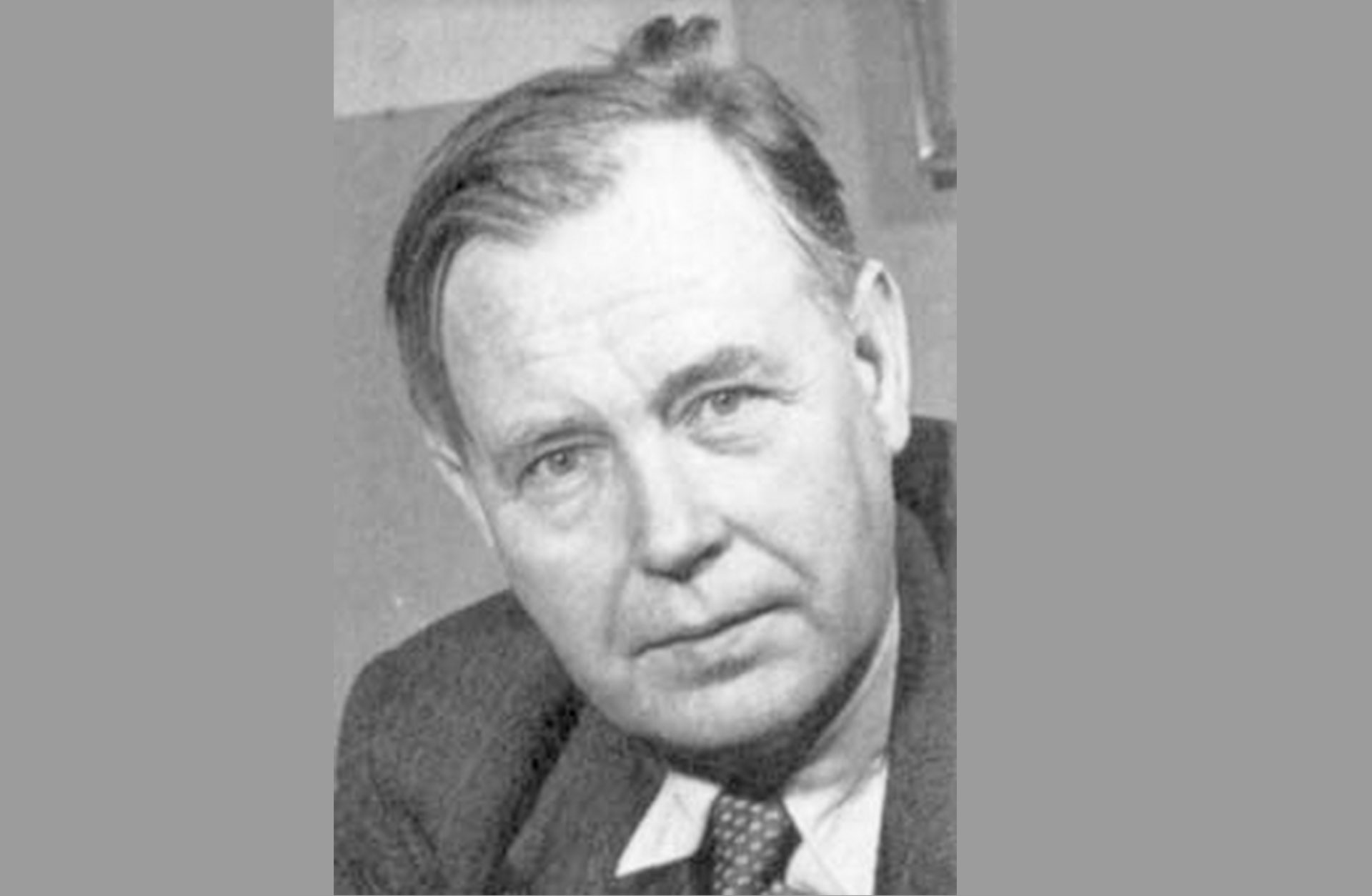 Porträtt av Nils Einar Eriksson - en äldre man i kavaj och slips.