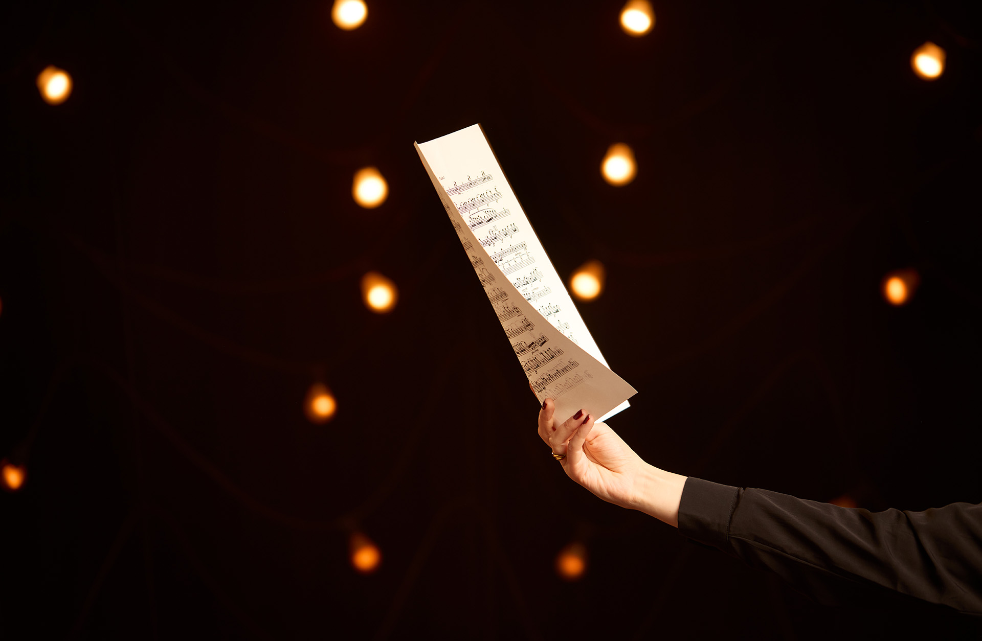 En kvinnlig hand som håller i ett notpapper