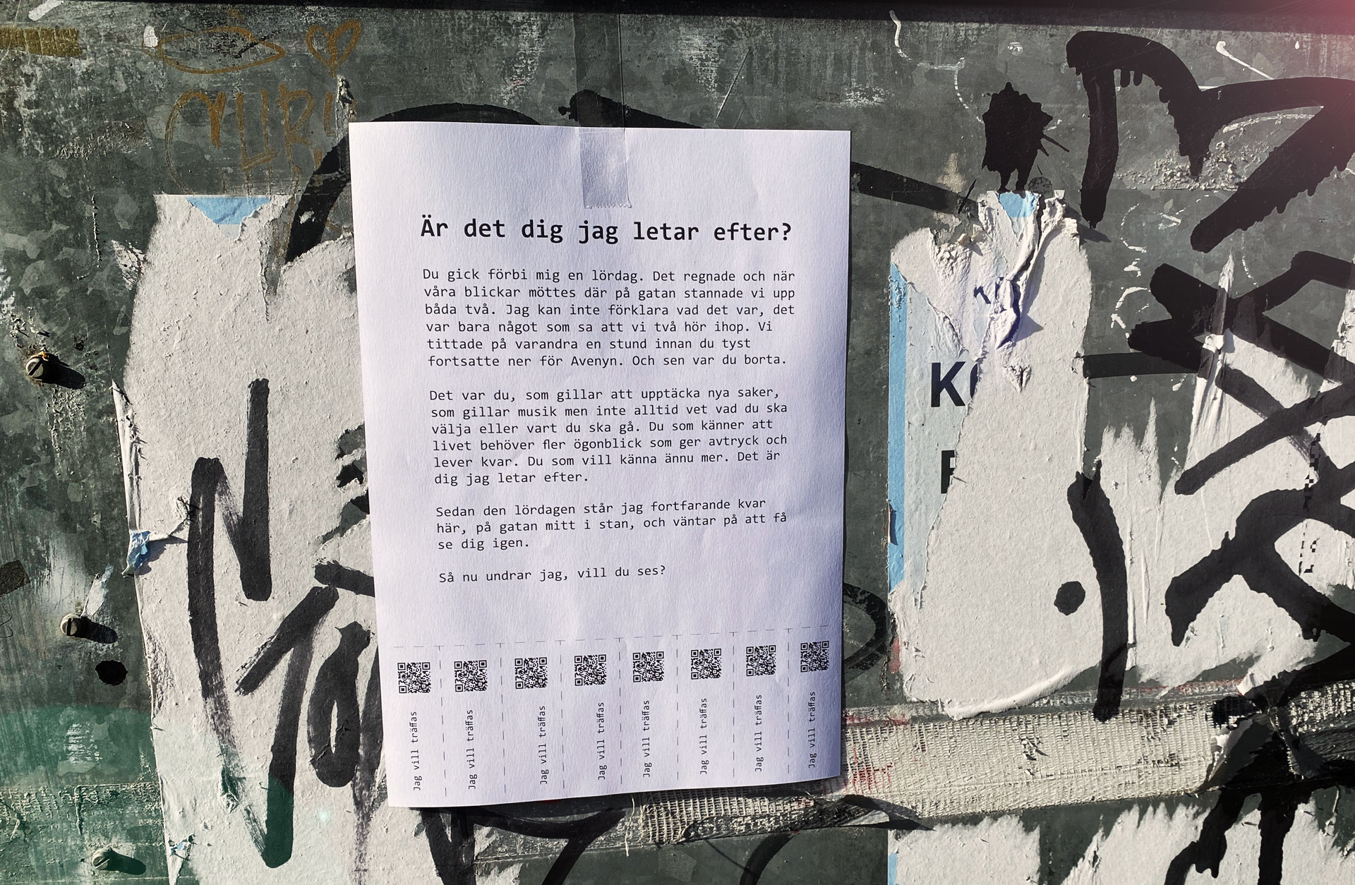 Ett vitt ark hänger på ett elskåp