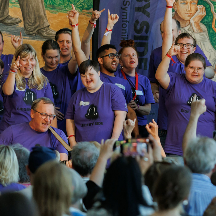 Kören Open Choir med glada miner på scenen.