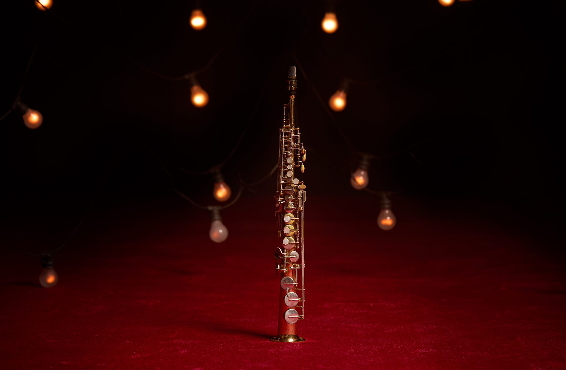 En saxofon på en röd matta