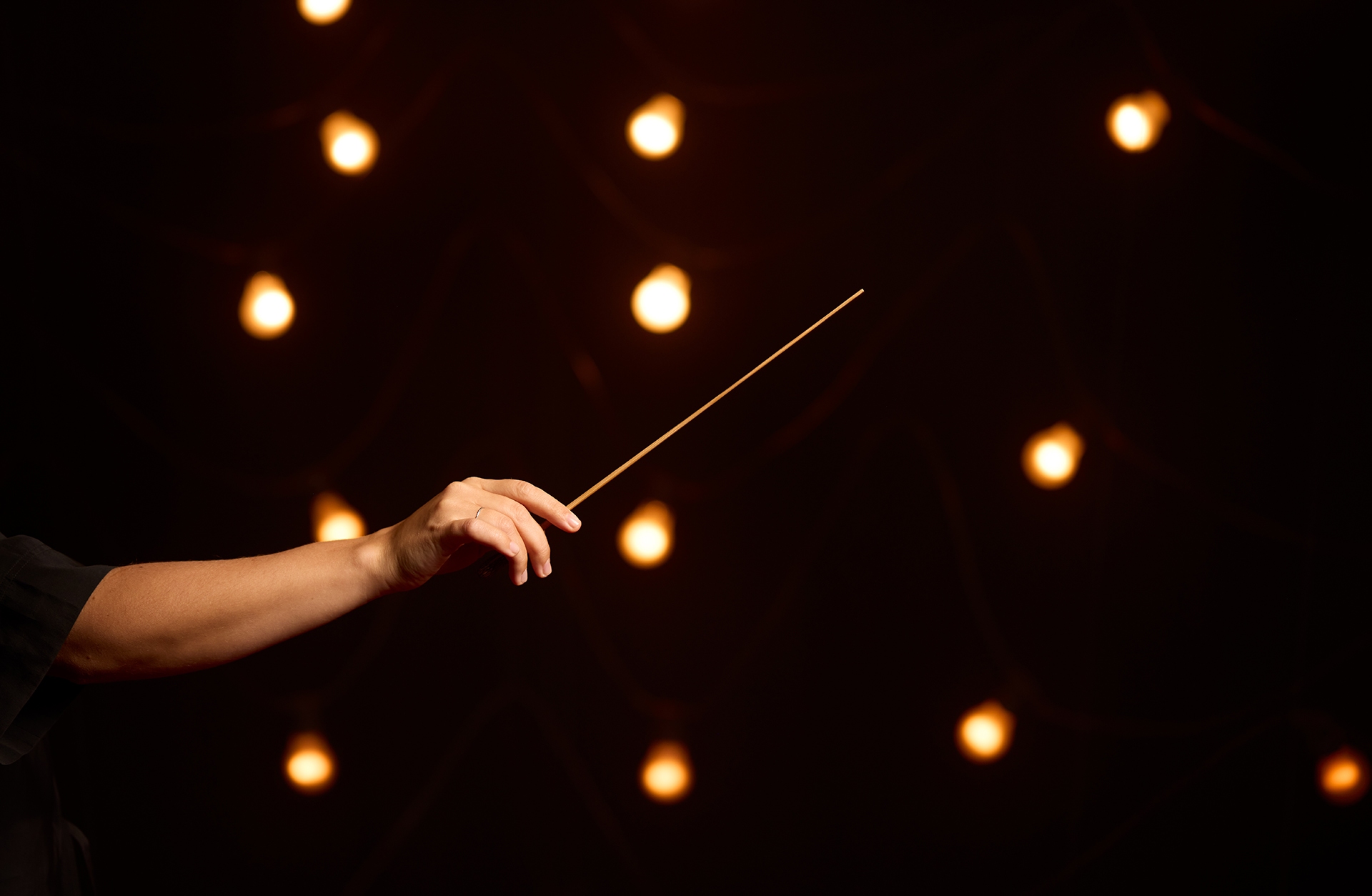En kvinna håller i en dirigentpinne