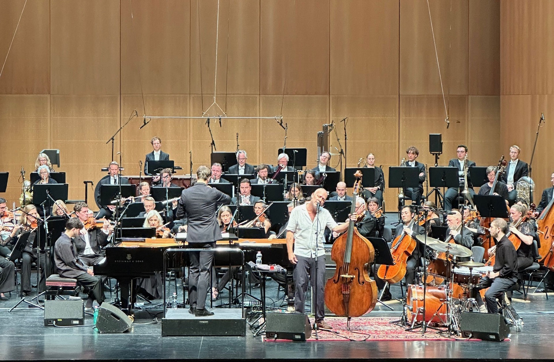 Avishai Cohen på scenen tillsammans med Göteborgs Symfoniker.