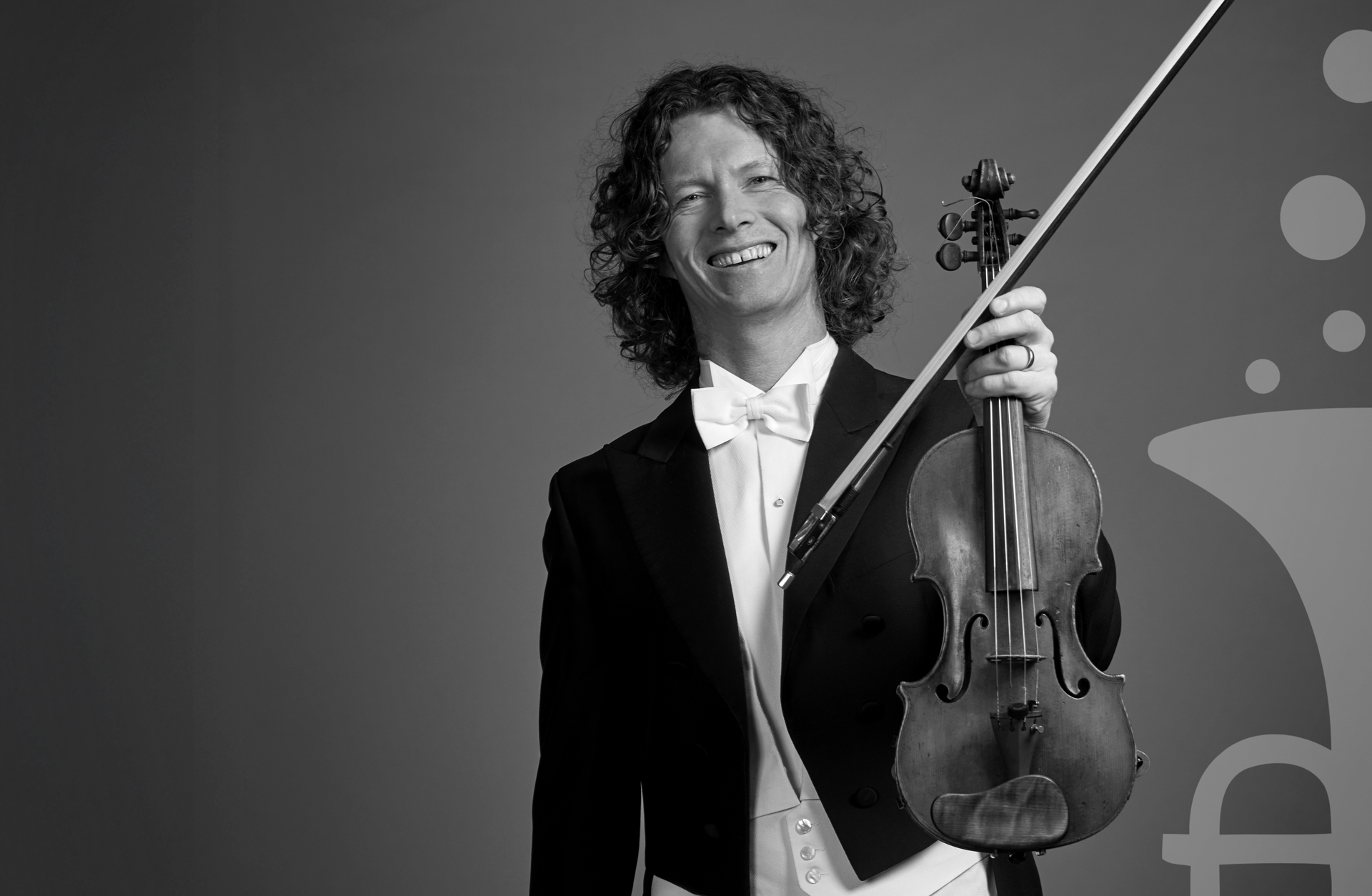 Svartvit bild av en glad violinist.