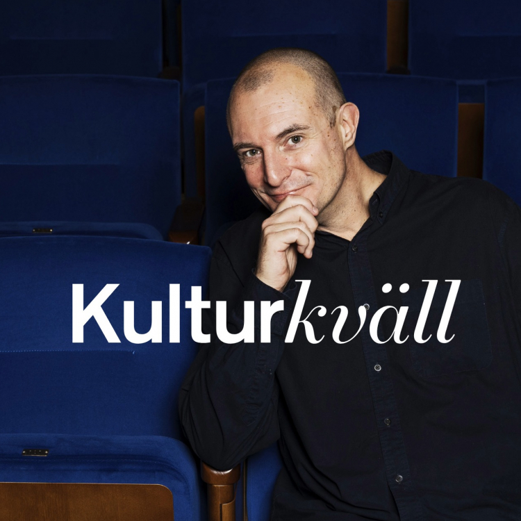 Johan Hilton i ett hav av blå salongsstolar.