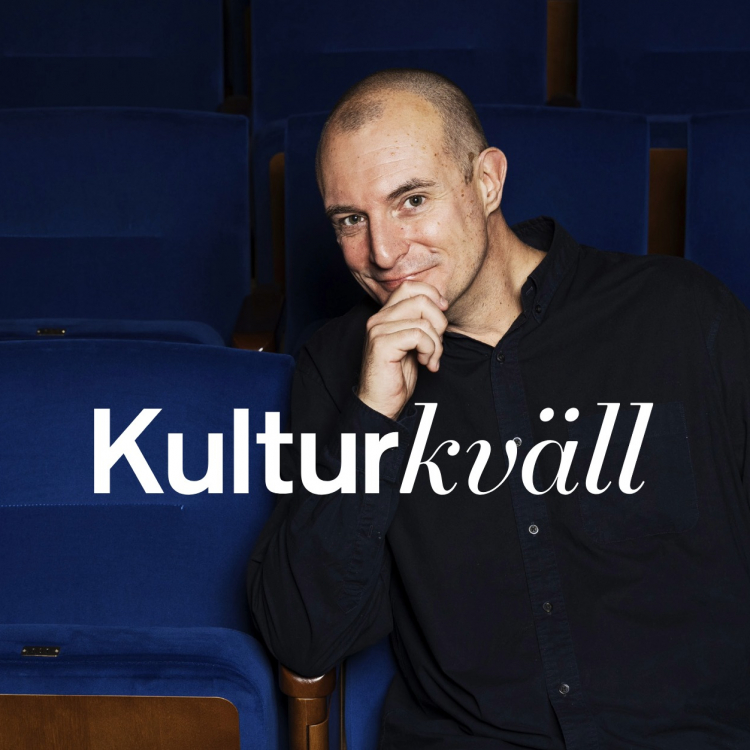 Johan Hilton i ett hav av blå salongsstolar.