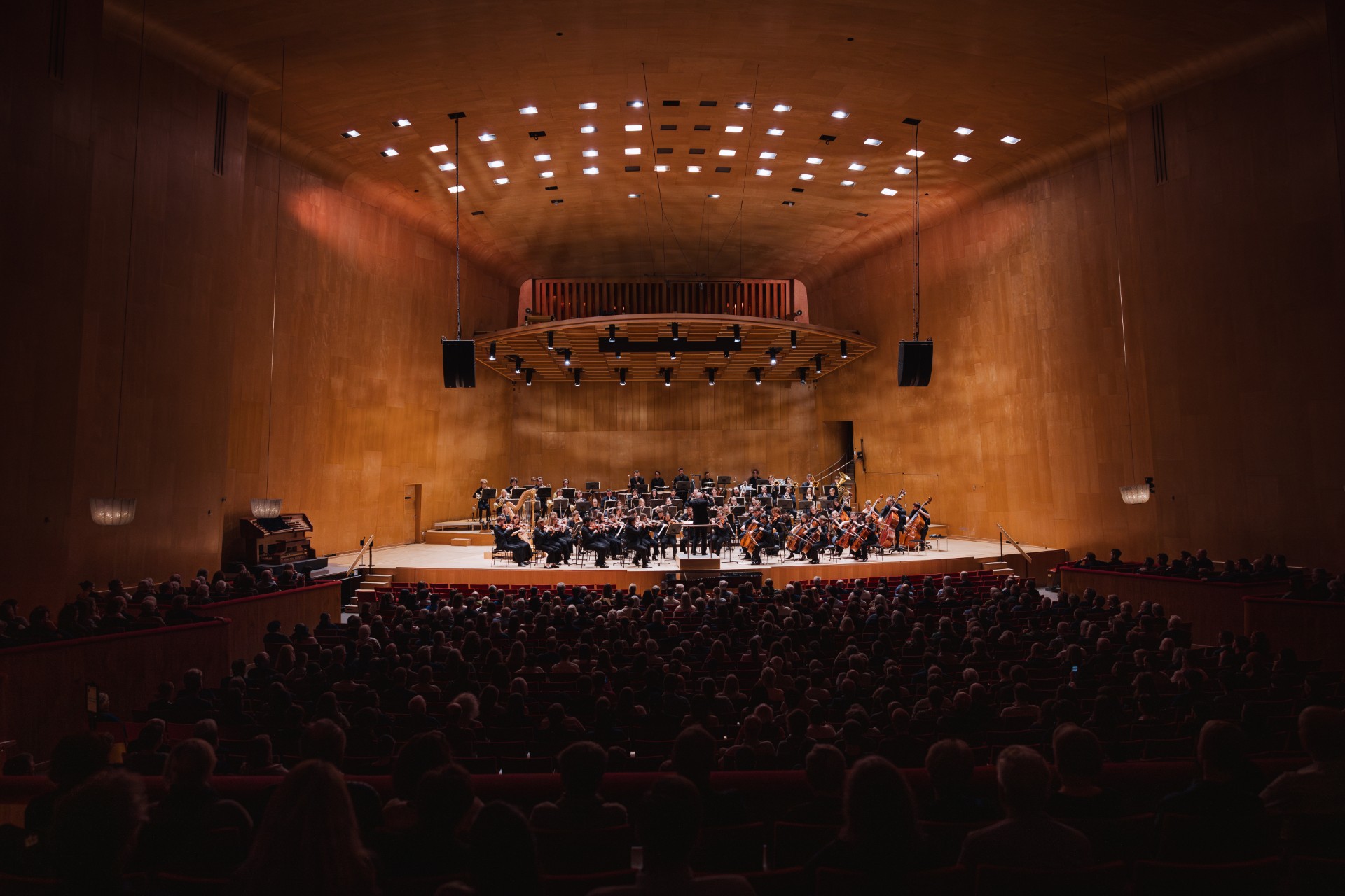 Symfoniorkester på scenen i Stora salen