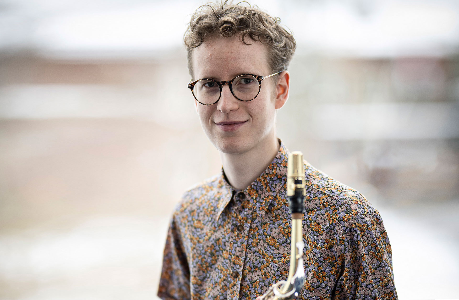 Ung man med saxofon.