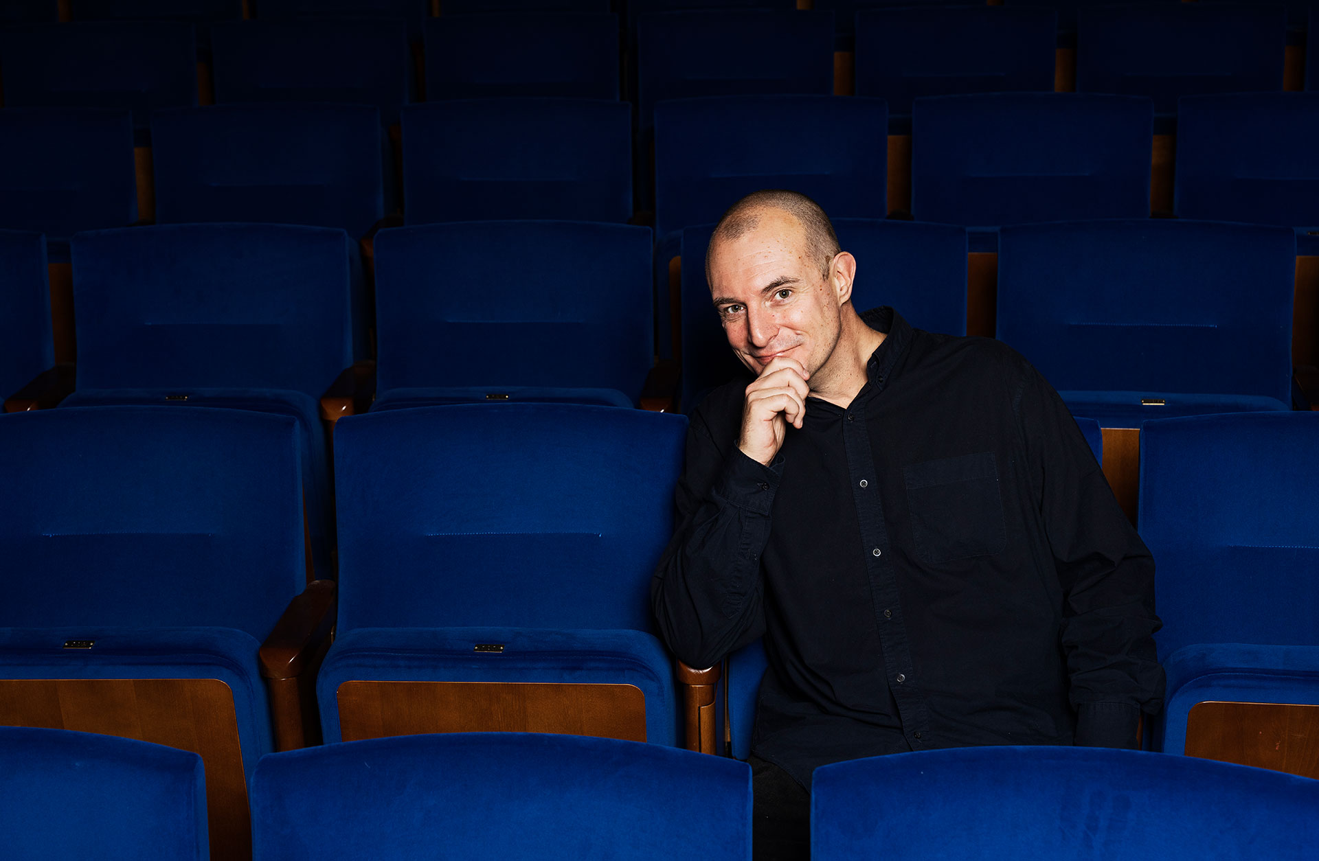 En medelålders man sitter ensam i en stoplsrad på parkett.