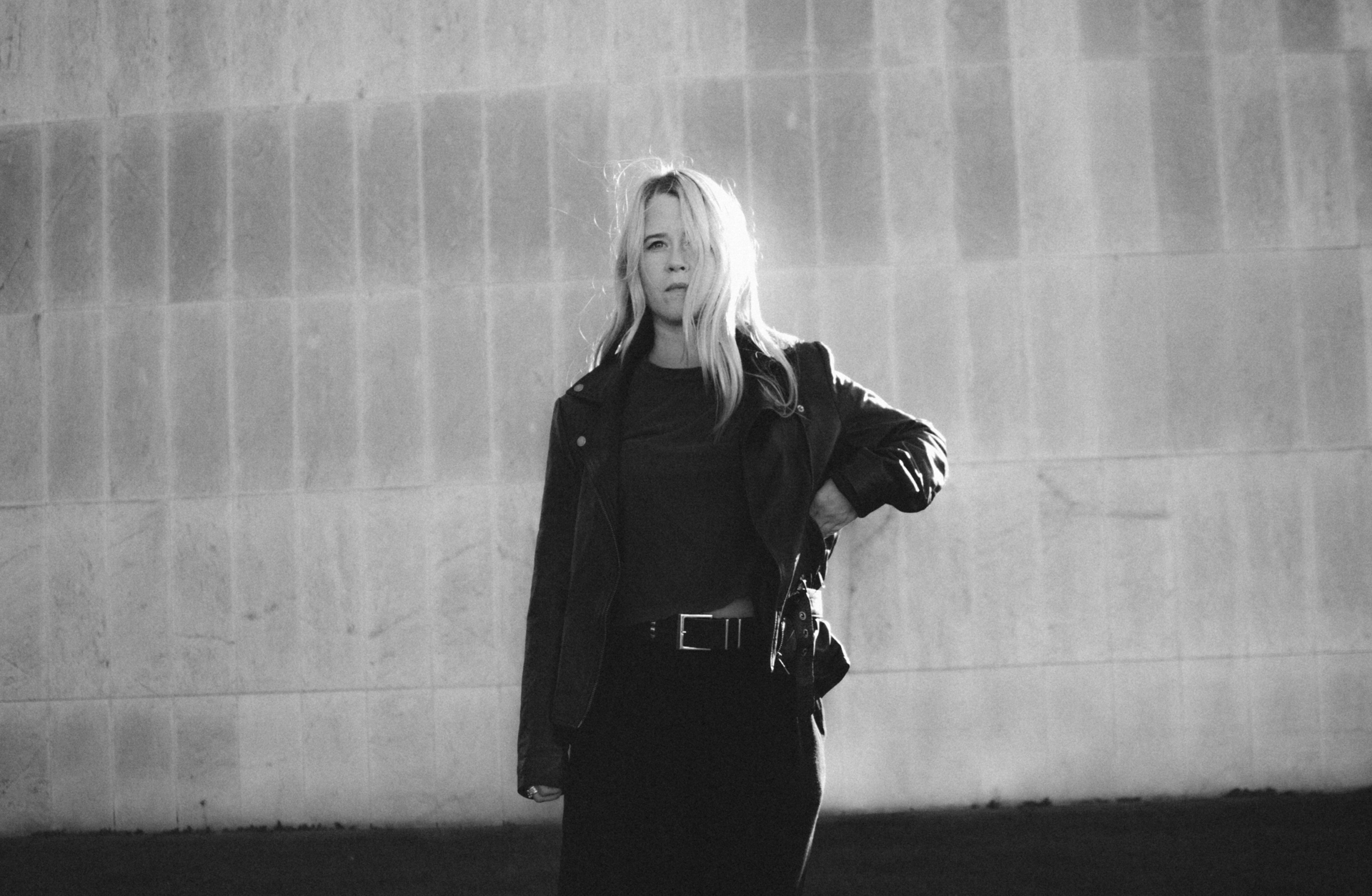 Kvinna med ljust hår blickar in i kameran