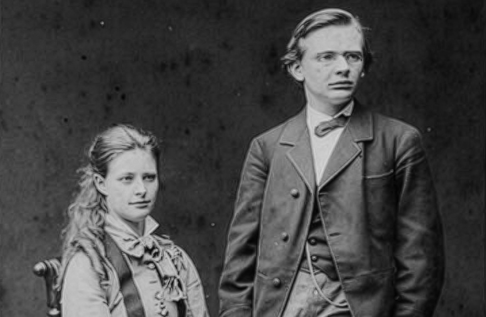 Svartvit bild av Amanda Maier-Röntgen och Julius Röntgen som unga.