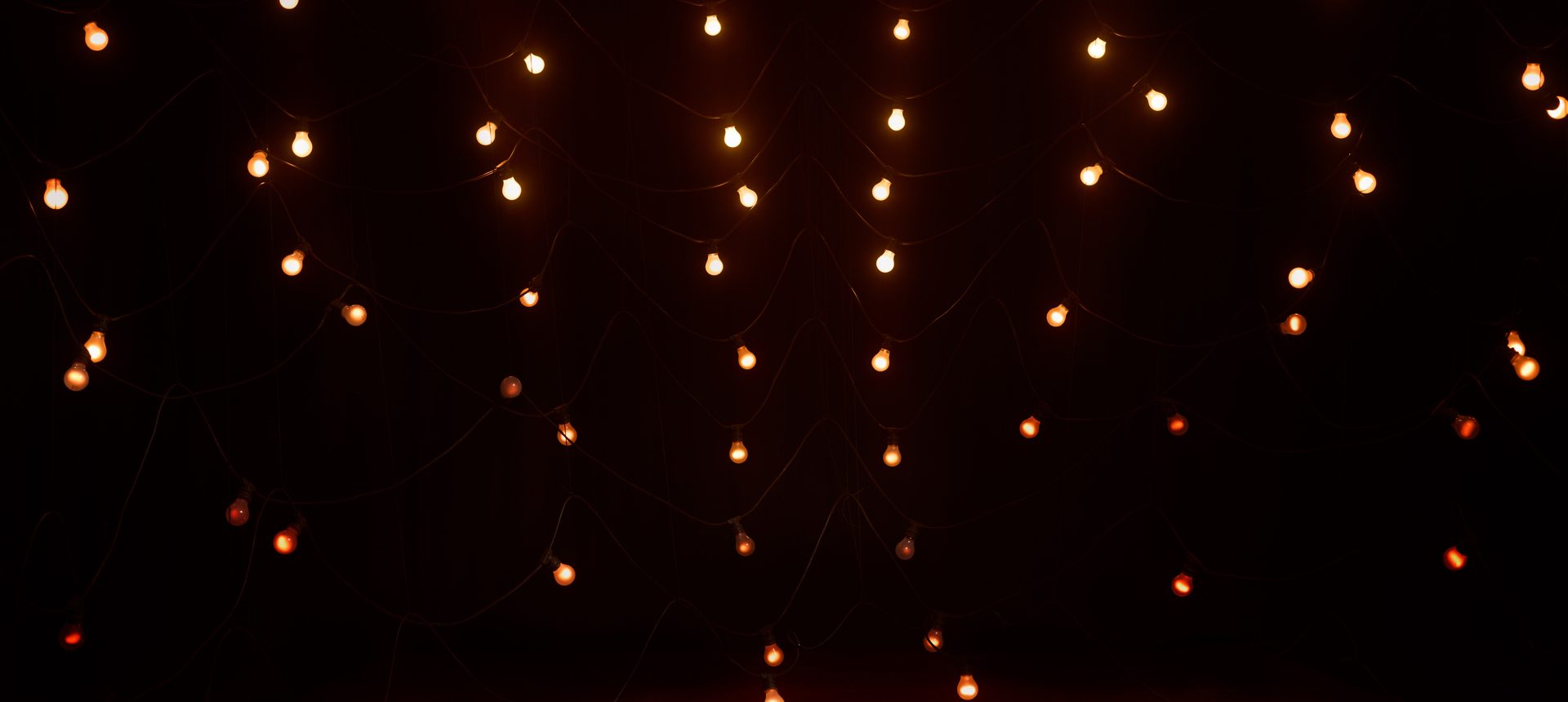 Lampor mot mörk bakgrund. Säsong 25-26 Göteborgs Symfoniker.