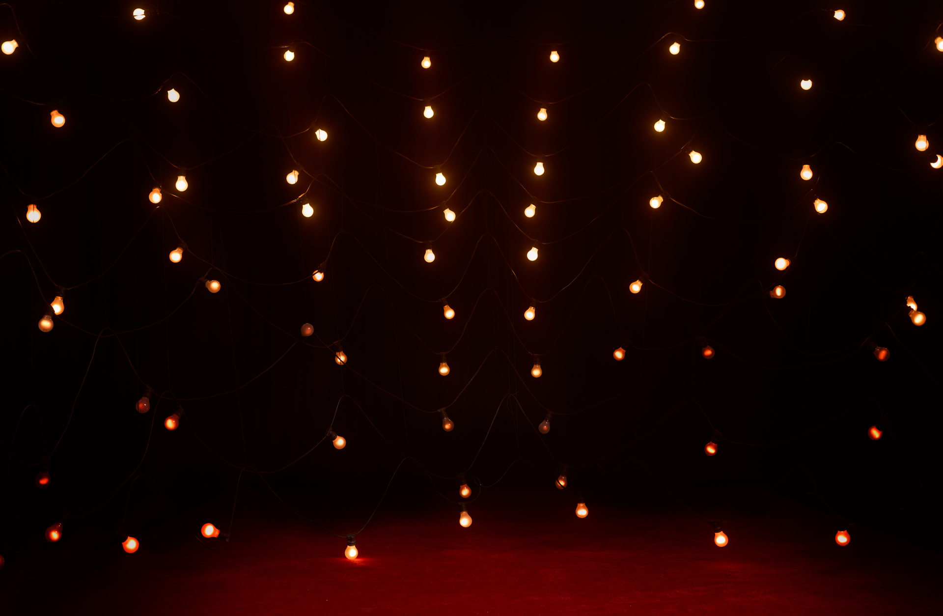 Lampor mot mörk bakgrund. Säsong 25-26 Göteborgs Symfoniker.