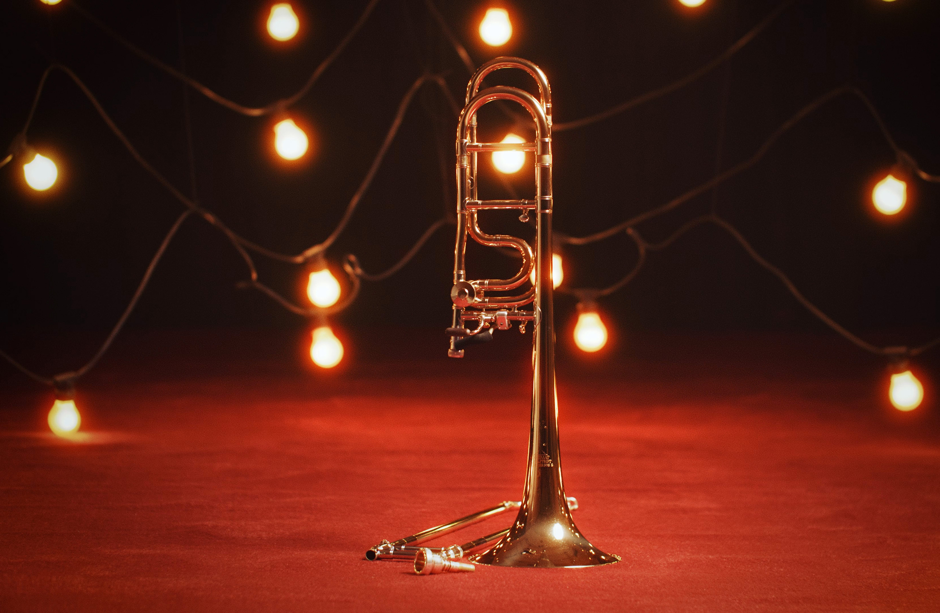 En stående trombon med ljus i bakgrunden | Göteborgs Symfoniker säsong 2025-2026