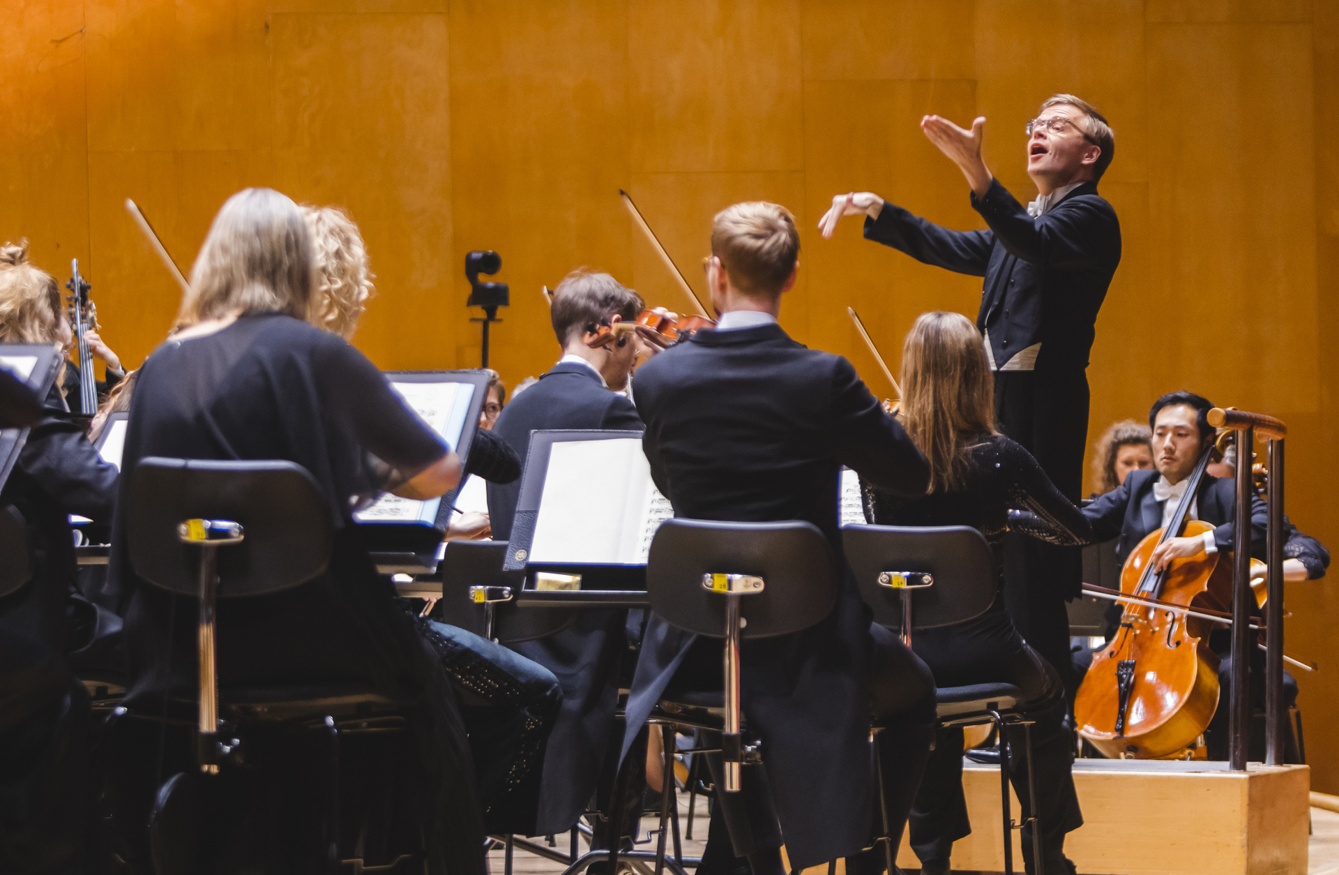 Pekka Kuusisto dirigerar Göteborgs Symfoniker.