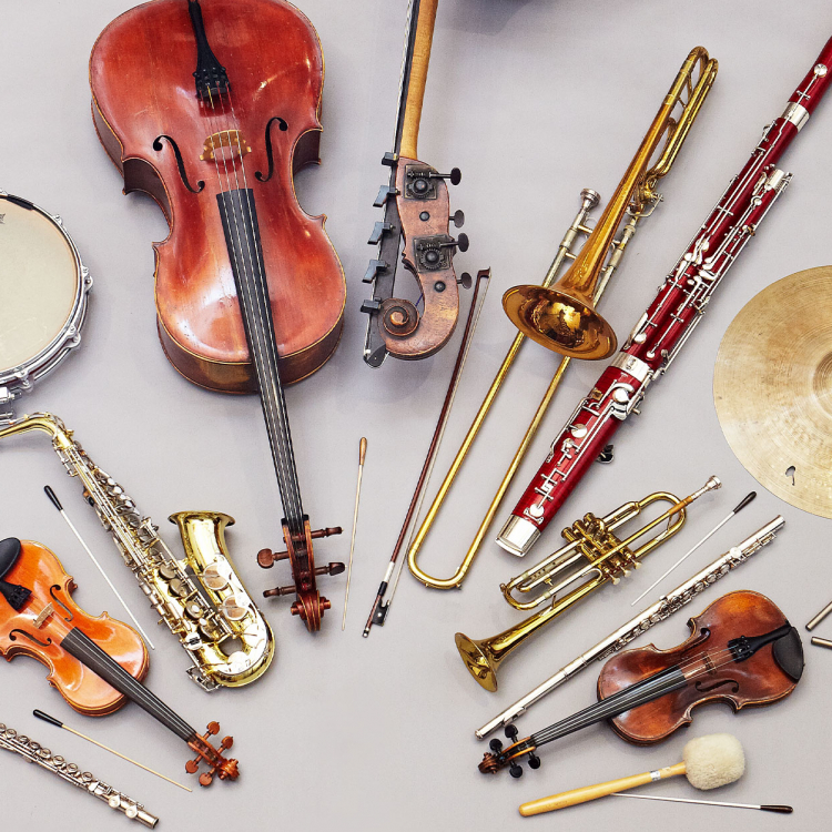 Ett bord fyllt av instrument