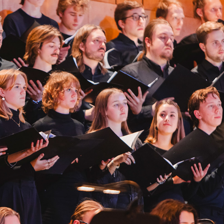 En kör som står tillsammans och sjunger.