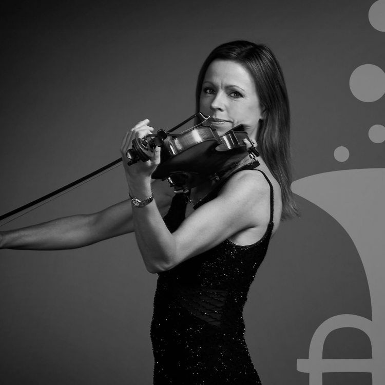 En svartvit bild på en violinist i profil som tittar in i kameran och spelar på sitt instrument. Foto mot studioduk, ingen bakgrund.