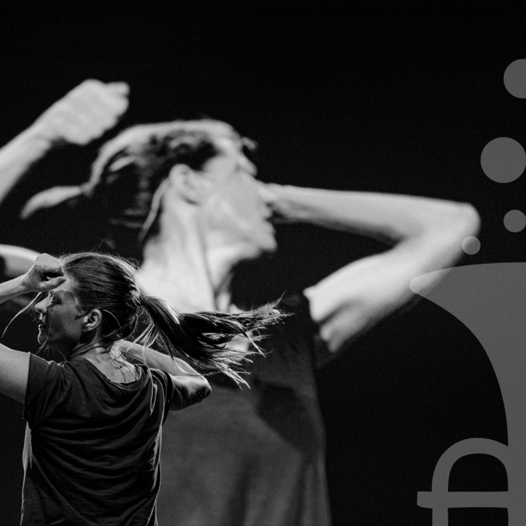 Barbara Hannigan bakifrån med ryggen mot kameran. Svartvit bild.