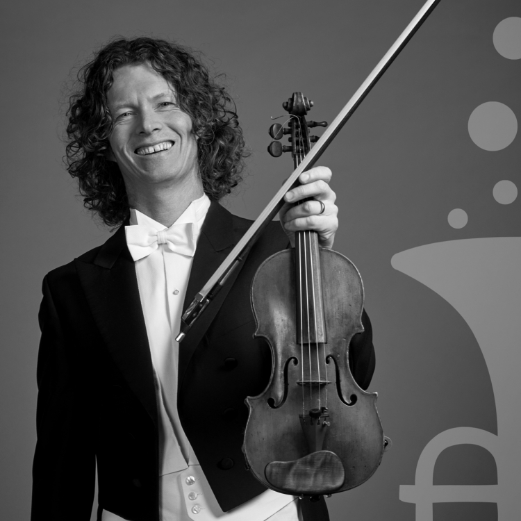 Svartvit bild av en glad violinist.