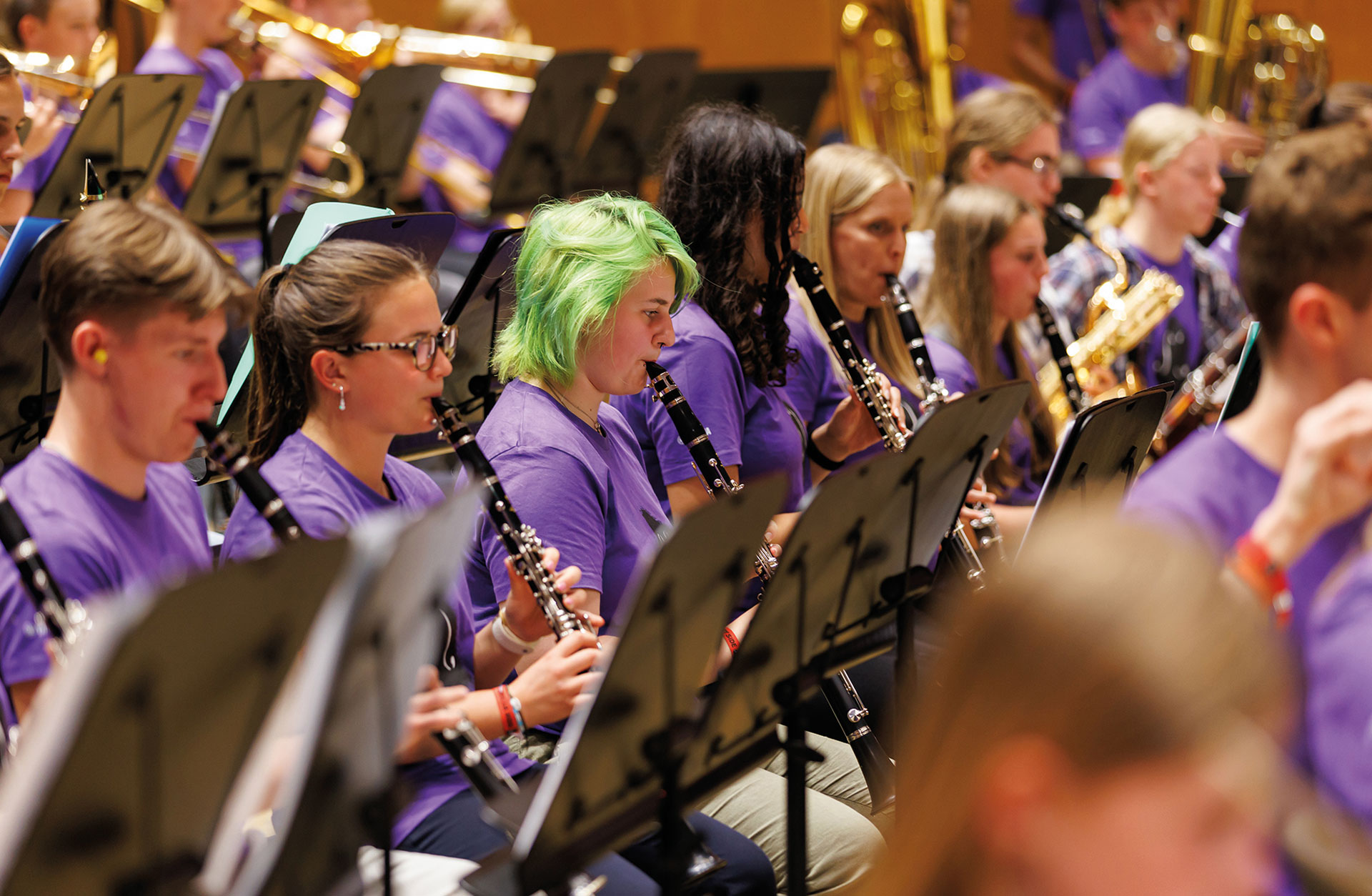 Ungdomar på rad i en blåsorkester.